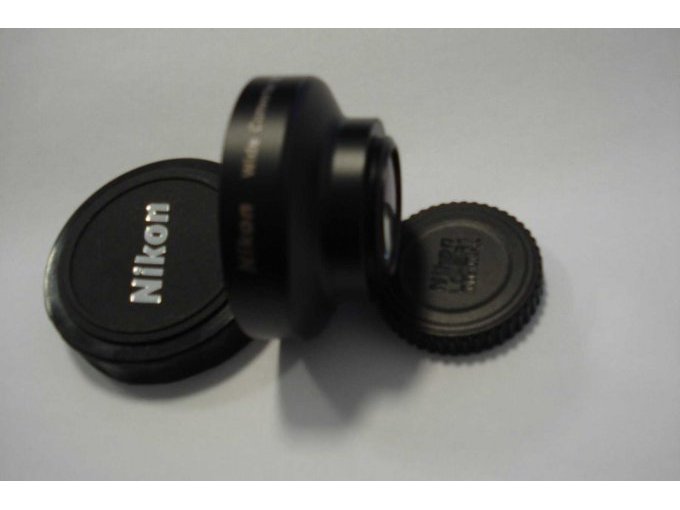 Der Nikon WC-E24 Wide Converter mit Schutzdeckel.