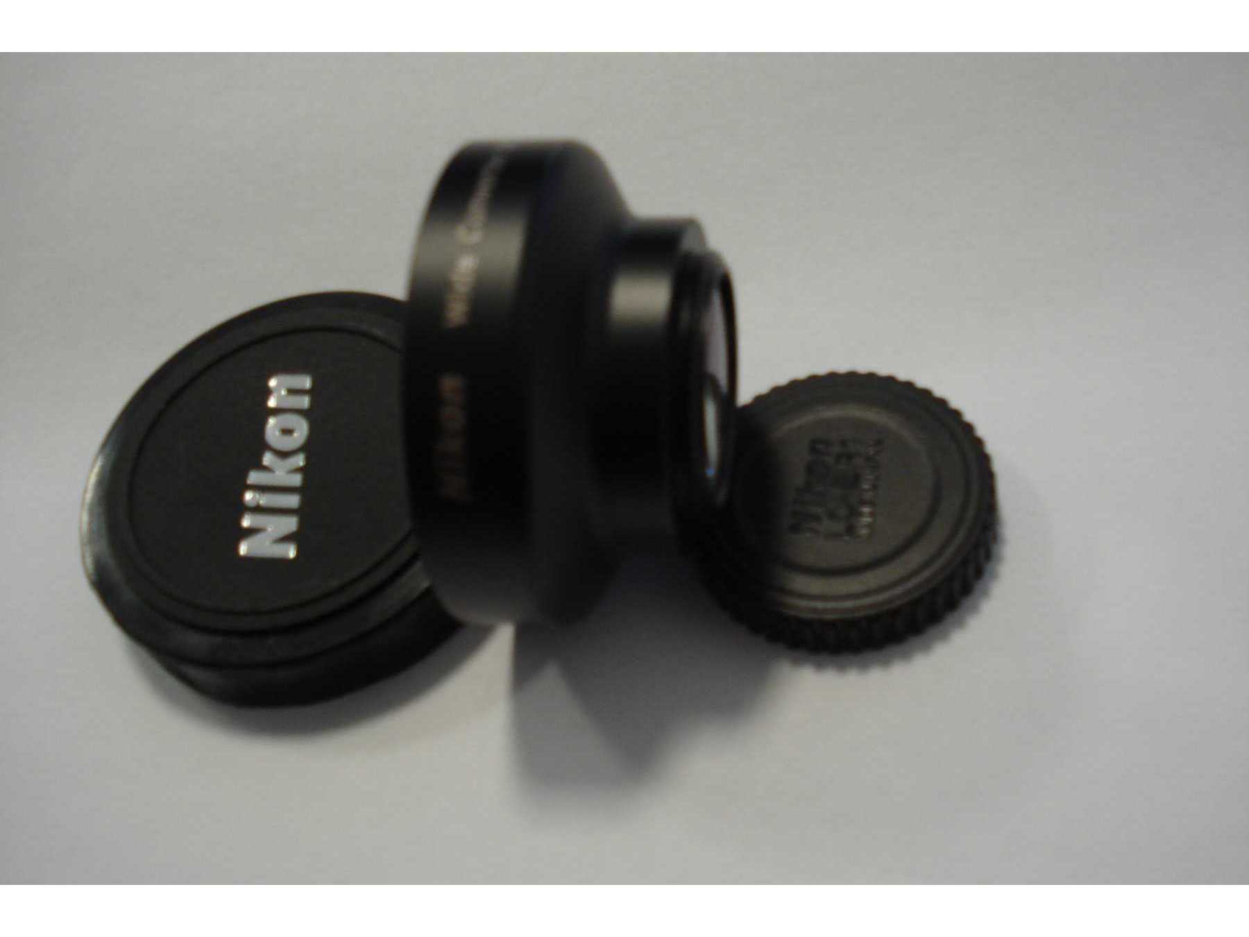 Der Nikon WC-E24 Wide Converter mit Schutzdeckel.