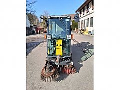 Fahrzeug von vorne mit Kehrbesen