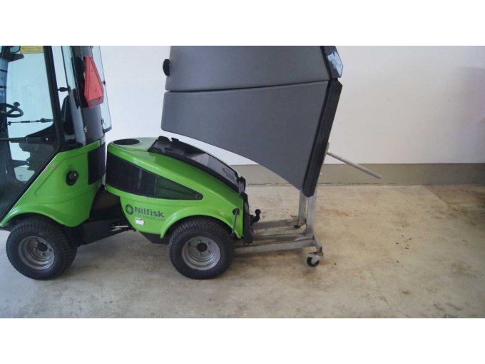 Fahrzeug mit Aufsatz und -Halterung