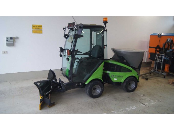 Fahrzeug mit Schneeschildaufsatz