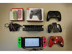 Gesamtübersicht Nintendo Switch mit Controllern und Kabel