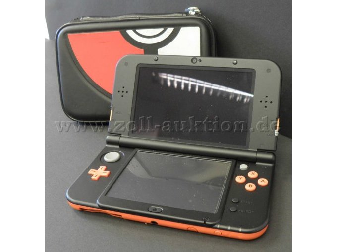 Pokemon Tragetasche mit Pokeball-Design mit Nintendo 3DS XL geöffnet