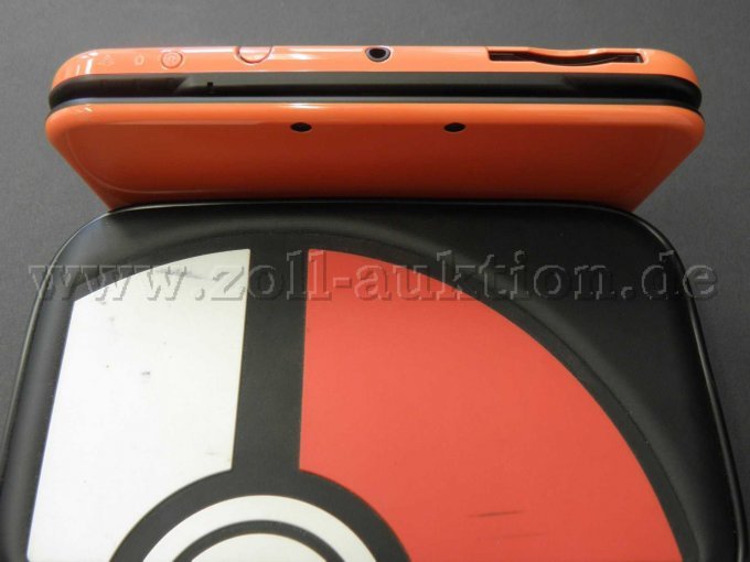 Pokemon Tragetasche mit Pokeball-Design mit Nintendo 3DS XL daneben und Kartenslot