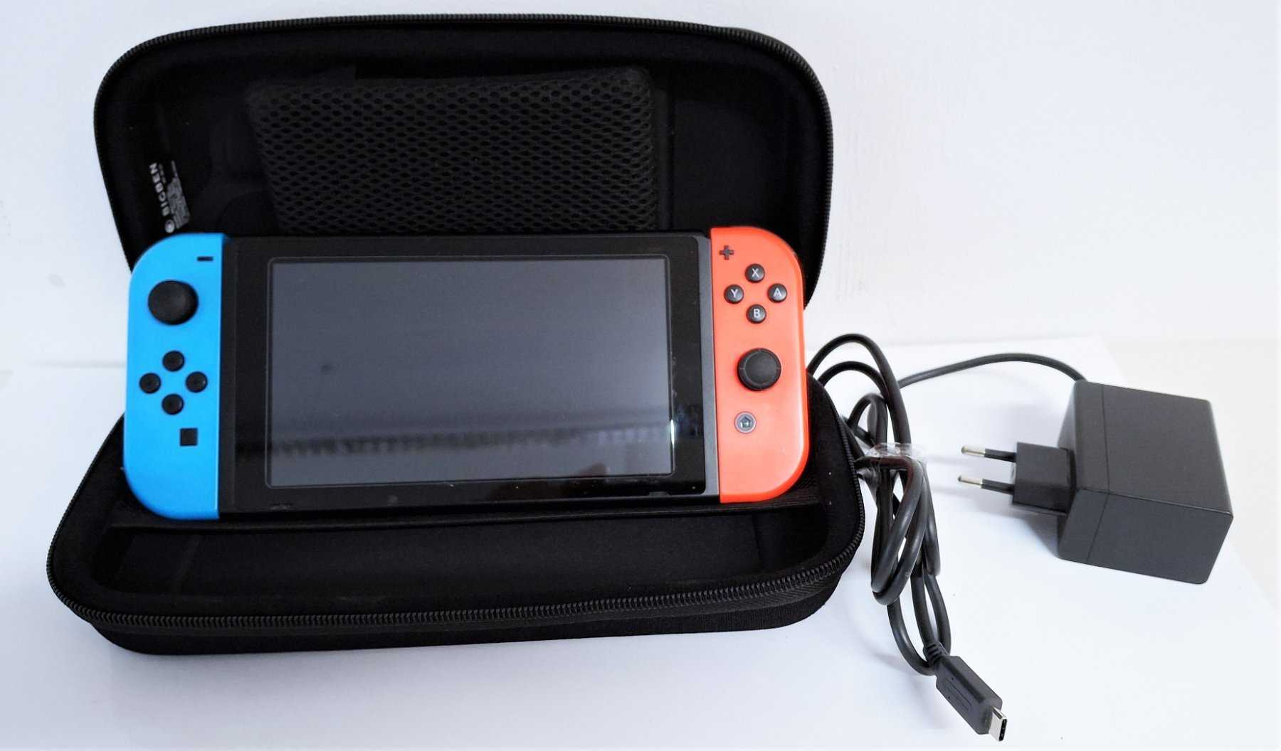 1台Nintendo Switch主机,HAC-001 (-01)及2个Switch手柄