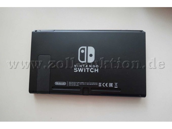 Dockingstation Unterseite , schwarz mit Nintendo Switch Schriftzug und CE-Kennzeichen, schwarz