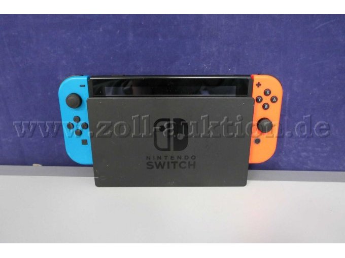 Detailaufnahme der Konsole mit Station