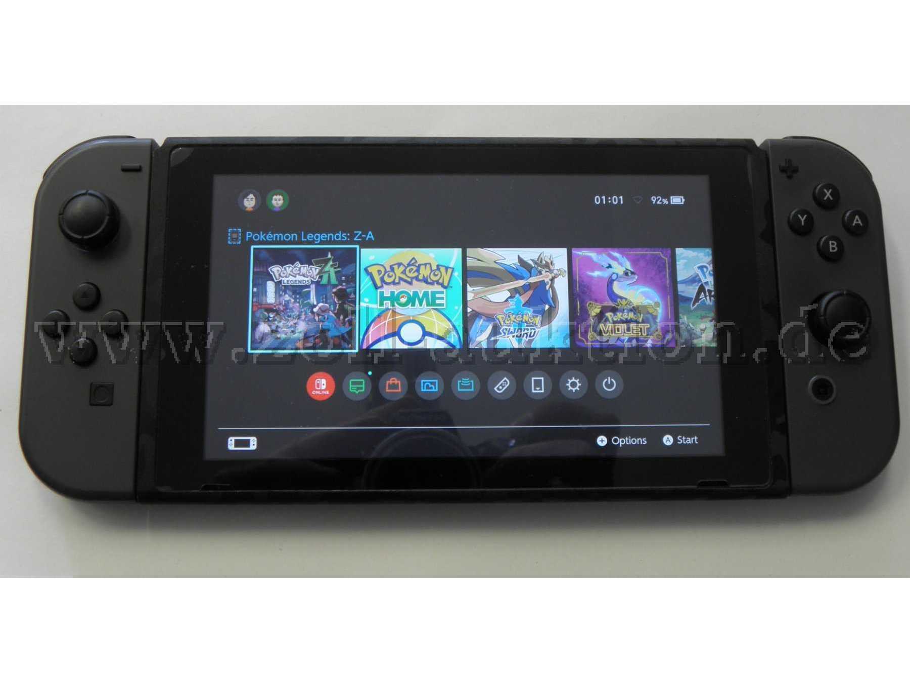 Nintendo Switch mit grauen Joy-Cons  in angeschaltetem Zustand