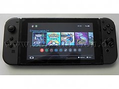 Nintendo Switch mit grauen Joy-Cons  in angeschaltetem Zustand