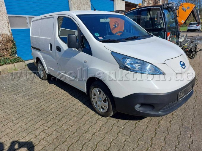 Frontschrägansicht (schräg/linksseitig); zu sehen kleinere Kratzer, kleinere Lackschäden, wenig Rost und die Seitenschiebetür