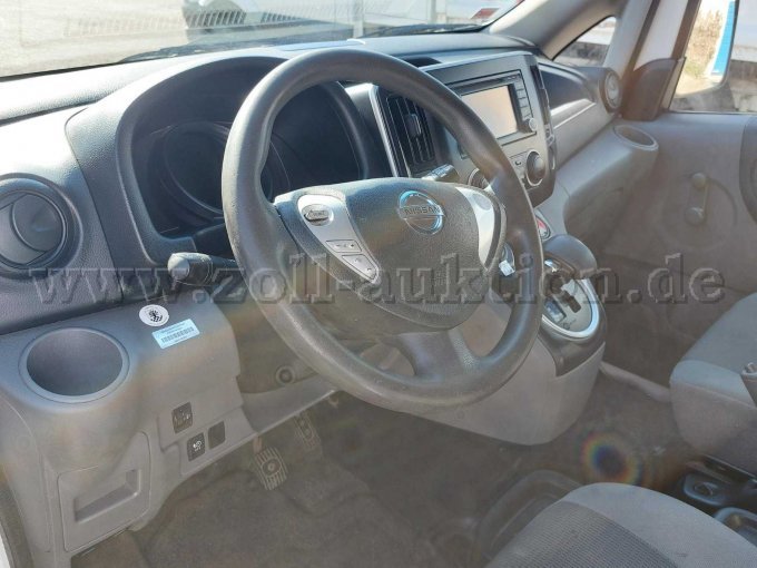 Blick in die Fahrerkabine durch die Fahrertür, zusehen Gebrauchsspuren an Kunststoff, Lenkrad und Sitzen