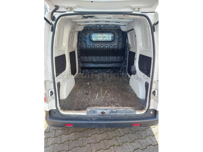 Blick durch Heckklappe in den Transportbereich mit Holzboden; zusehen sind einige Kratzer, Lackschäden, Roststellen