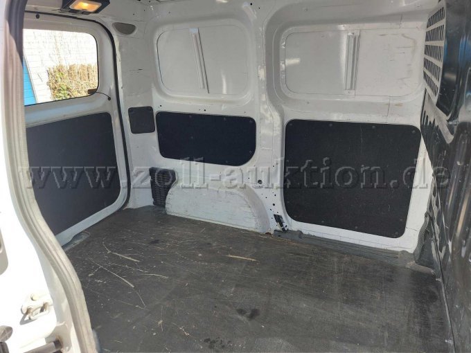 Blick durch Seitenschiebetür in den Transportbereich mit Holzboden; zusehen sind einige Kratzer, Lackschäden, Roststellen