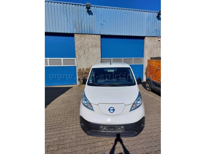 Frontansicht; zusehen kleinere Kratzer und leichte Steinschläge