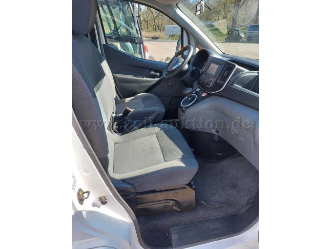 Blick in die Fahrerkabine durch die Beifahrertür, zusehen Gebrauchsspuren an Kunststoff, Lenkrad und Sitzen