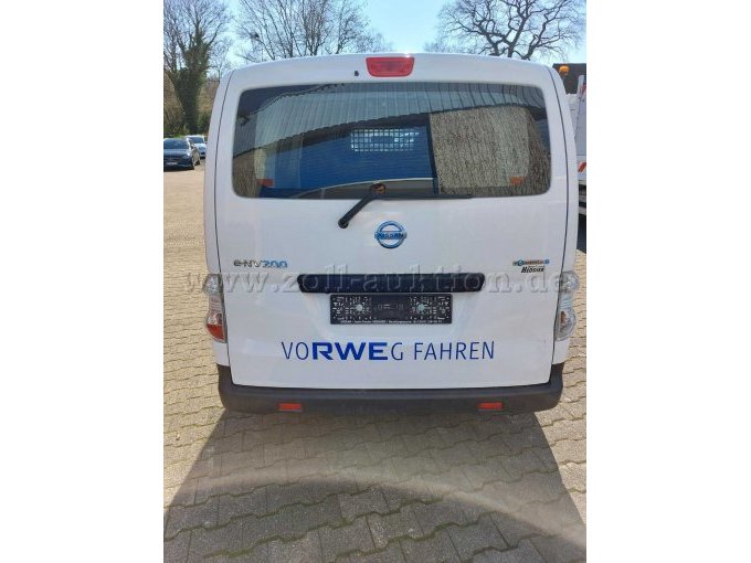 Heckansicht, Hecktür mit Fenster;
Beule rechtsseitig; leichte Kratzer und Lackschäden