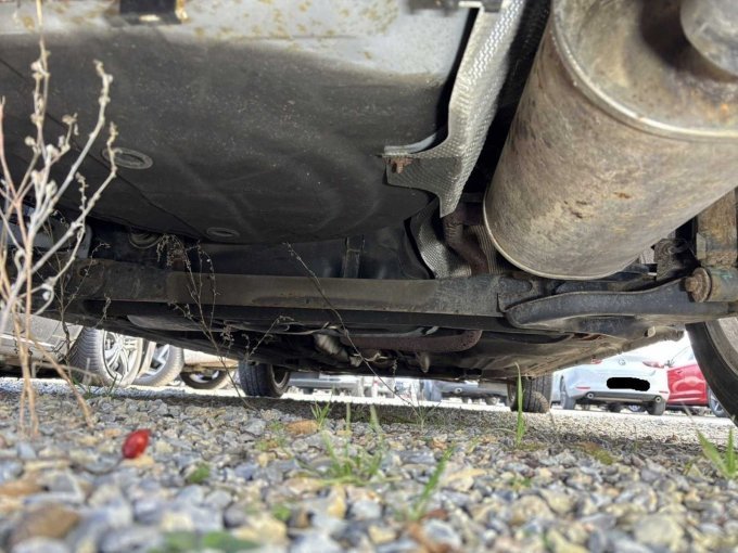 Unterboden mit Auspuffanlage