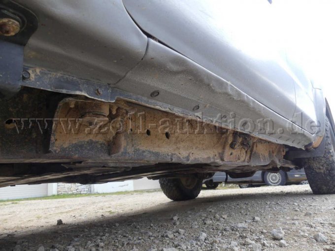 Beschädigung links unterhalb