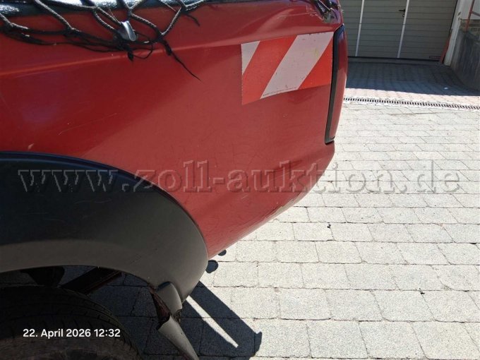 Nissan Pickup eingedrückte Seitenverkleidung