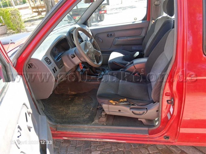 Nissan Pickup beschädigter Fahrersitz