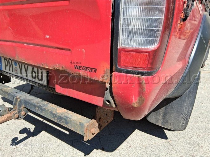 Nissan Pickup beschädigte Verkleidung hinten