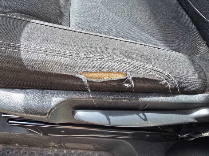 Sitzbezug Fahrer defekt