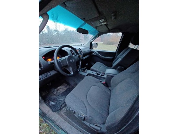 Innenansicht Fahrerseite - verschlissenes Sitzpolster Fahrersitz sichtbar