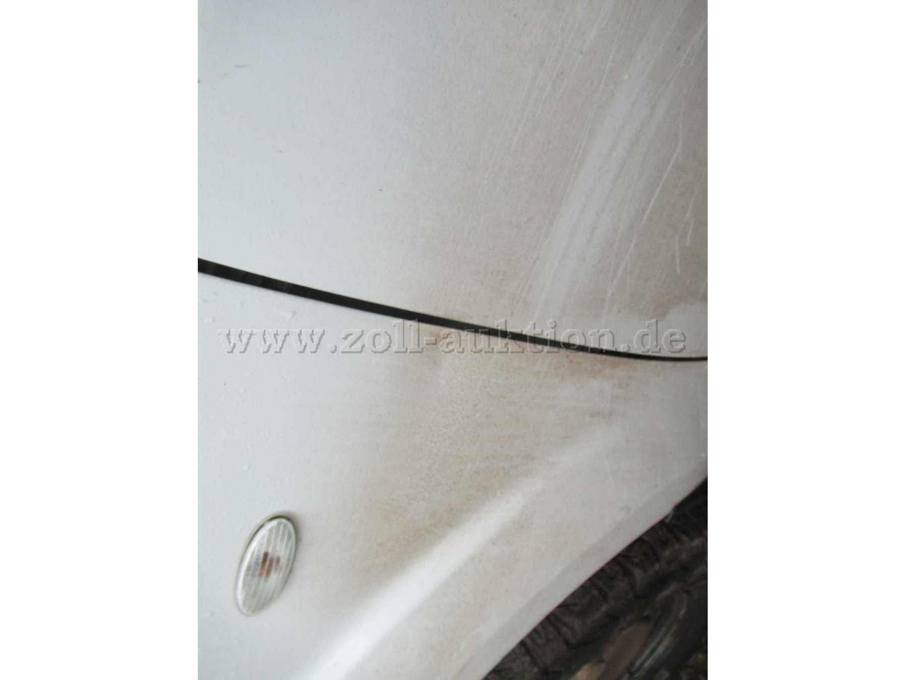 Kotflügel und Tür verschrammt