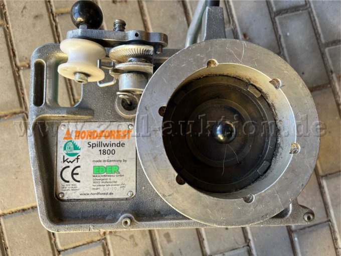 seitliche Ansicht auf Spill und Seilführung mit CE-Kennzeichen und Typenschild