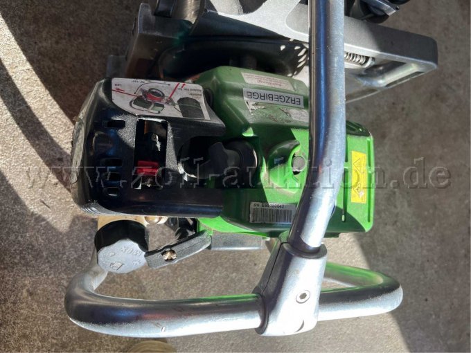 Ansicht von oben auf Tankdeckel, Startergriff, Zündkerze und An/Aus-Knopf