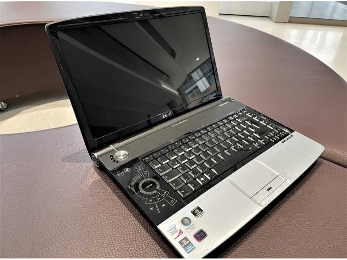Notebook aufgeklappt