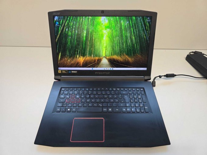 Notebook mit Netzteil