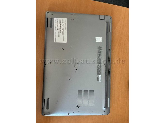 Notebook zugeklappt von unten mit Typenschild