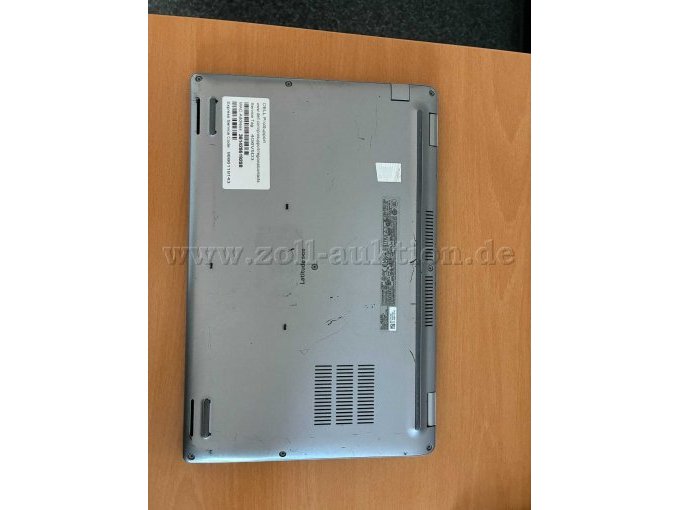 Notebook zugeklappt von unten mit Typenschild