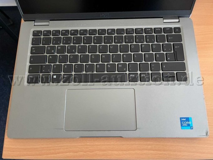 Lackschäden Gehäuse rechts und links neben Mousepad sowie rechts unten