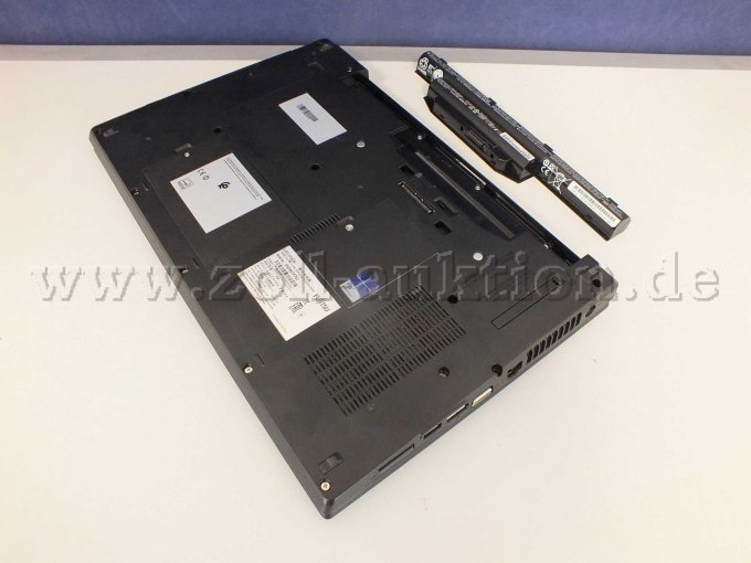 Seitliche Ansicht mit entnommenen Akku