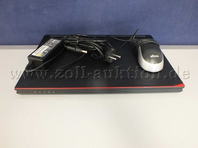 Gesamtansicht der Auktion. Notebook, Maus, Laptoptasche und Netzteil Gesamtansicht der Auktion. Notebook, Maus, Laptoptasche und Netzteil