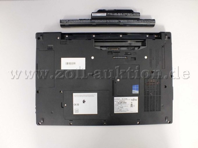 Ansicht von unten mit Typenbezeichnung und entnommenen Akku