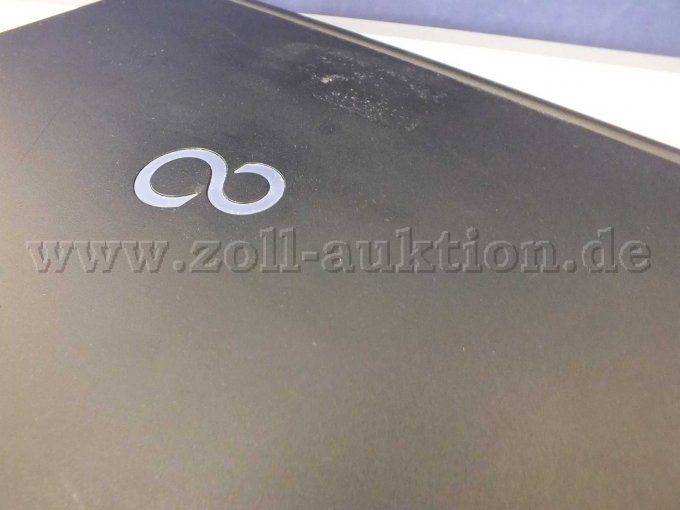 Beispielhafte Beschädigungen durch Klebereste und Kratzer