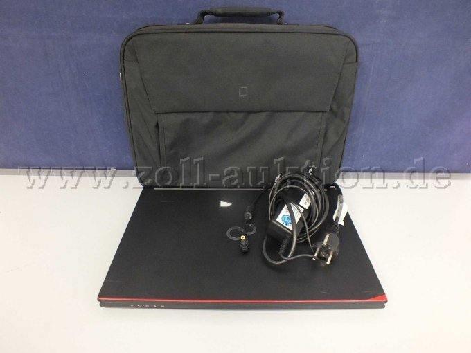 Gesamtansicht der Auktion. Notebook, Laptoptasche und Netzteil
