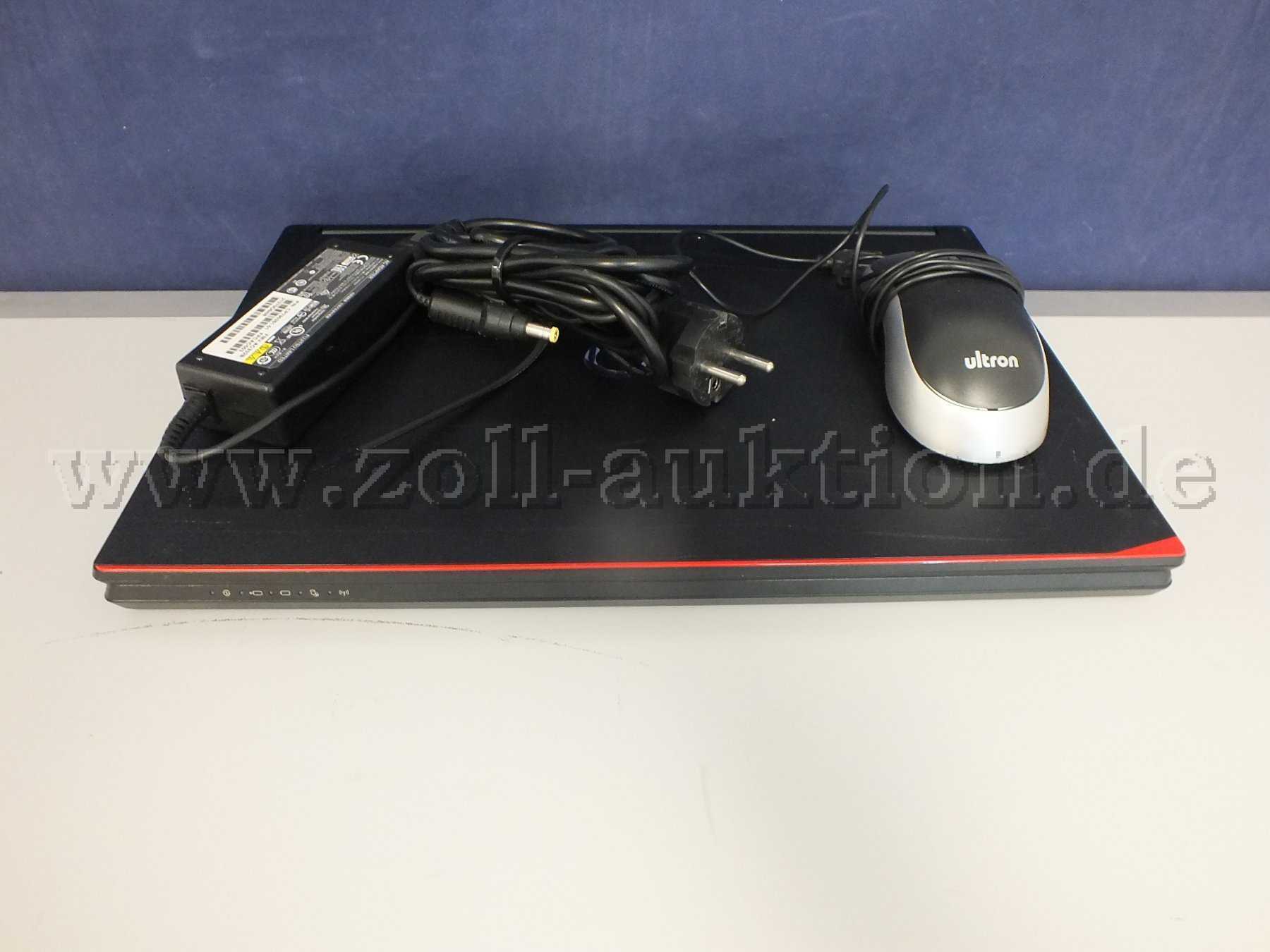 Gesamtansicht der Auktion. Notebook, Maus, Laptoptasche und Netzteil