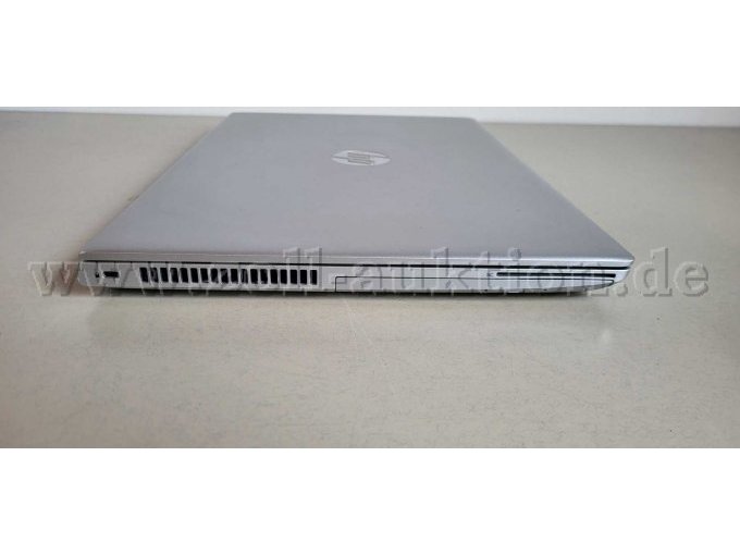 Linke Seite mit Karteneinschub und Laufwerk