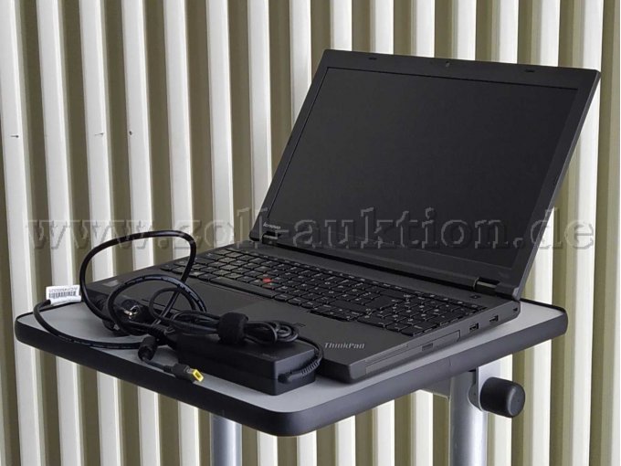 Beispielbild Lenovo T540p - Ansicht von rechts (aufgeklappt) mit Netzteil