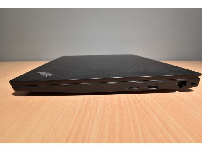 Lenovo ThinkPad E595 15,6 Zoll (39,60 cm)
Ansicht von der Seite