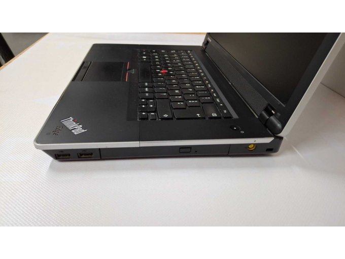 Seitenansicht und Anschlüsse