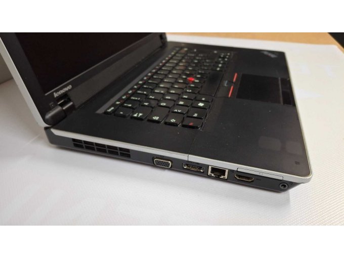 Seitenansicht und Anschlüsse