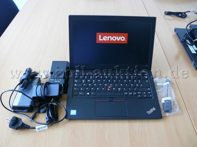 Rechner geöffnet in Dockingstation Rechner geöffnet in Dockingstation