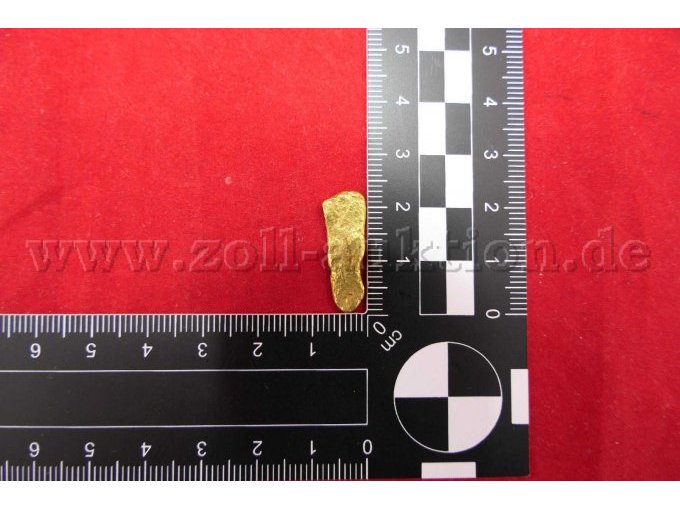 Goldnugget mit Maßstab