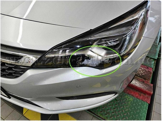 Scheinwerfer links und rechts, innen beschlagen