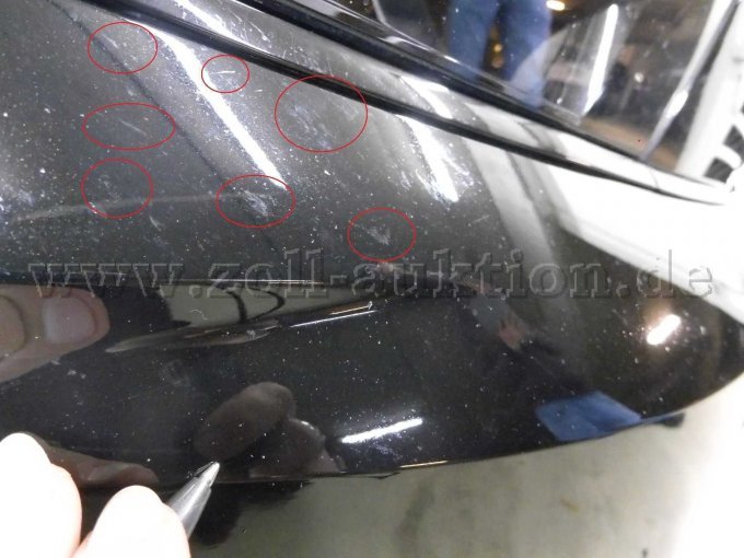 Stoßfänger vorne rechts: Kratzer, Lackschlieren, eingebrannte Insekten